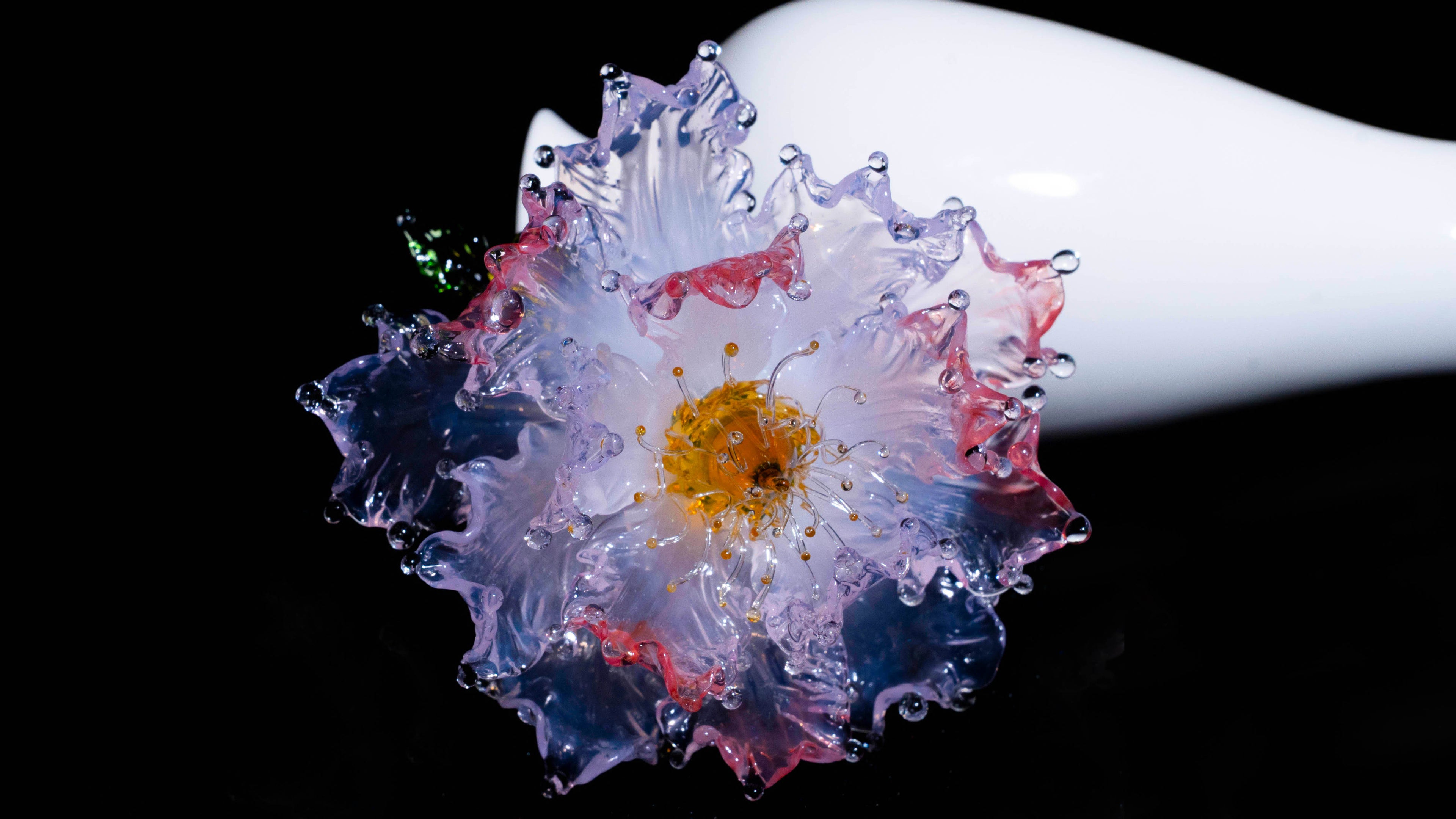 Red white LiuLI Crystal Peony（Business and Investment）